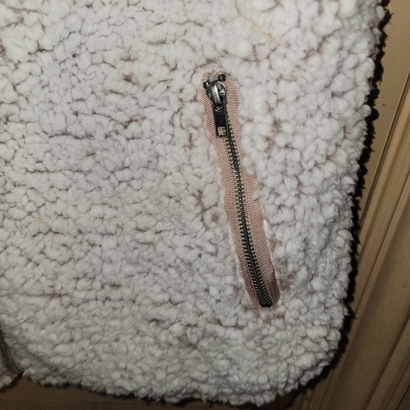 Misses sz L Thread & Supply Wubby Sherpa Tan And cream zip of Vest - Picture 5 of 9